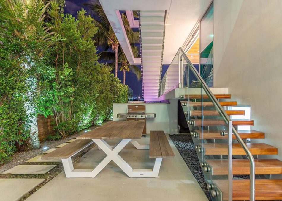 Outdoor Dining with Mahogany Accents