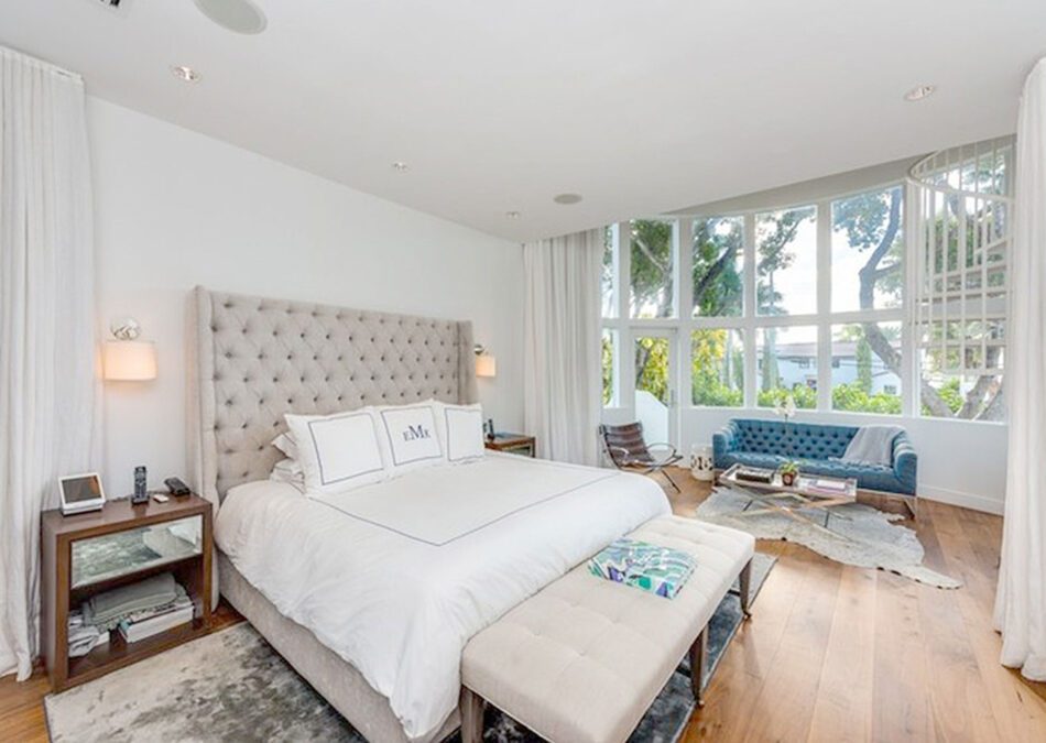 Custom Kitchen Cabinetry and Built-In Home Bar for Refined Living